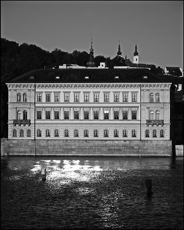 photo "Башни, дом и река" tags: black&white, architecture, Prag Prague Praha