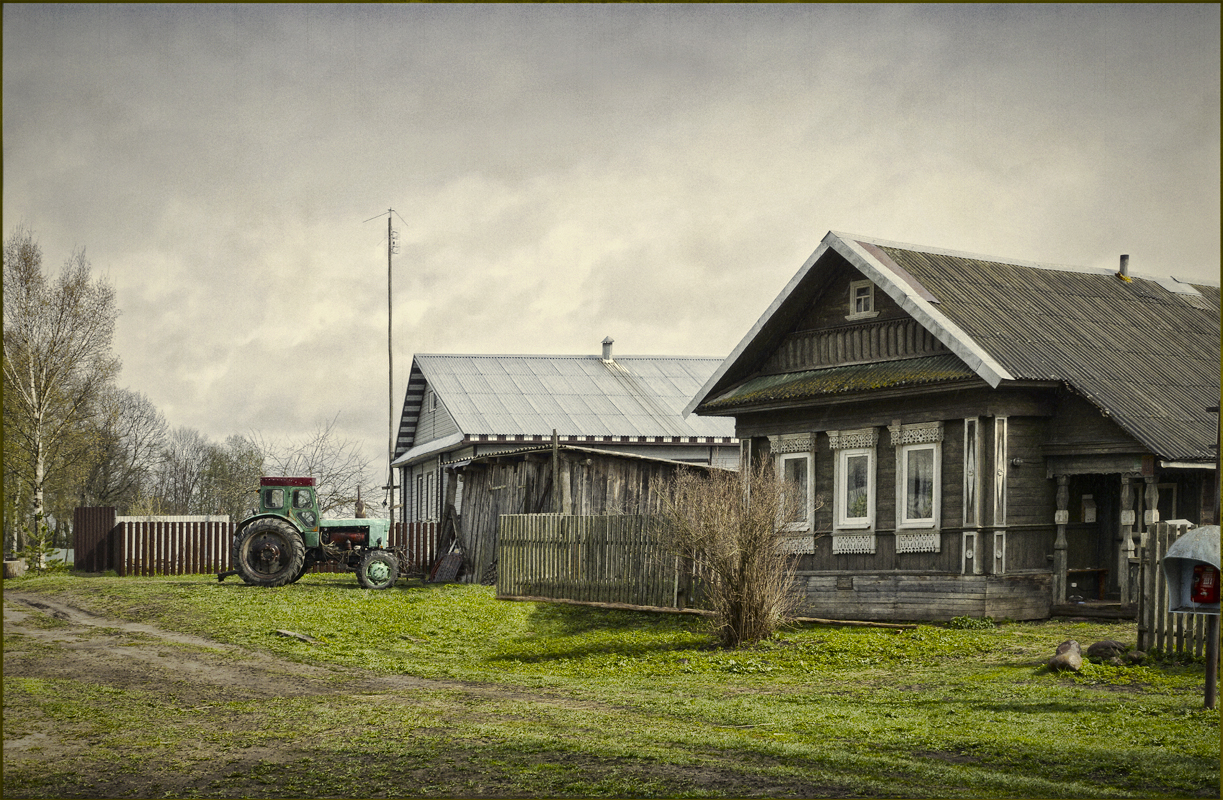 photo "***" tags: travel, grass, road, sky, spring, глубинка, деревня, дома, трактор