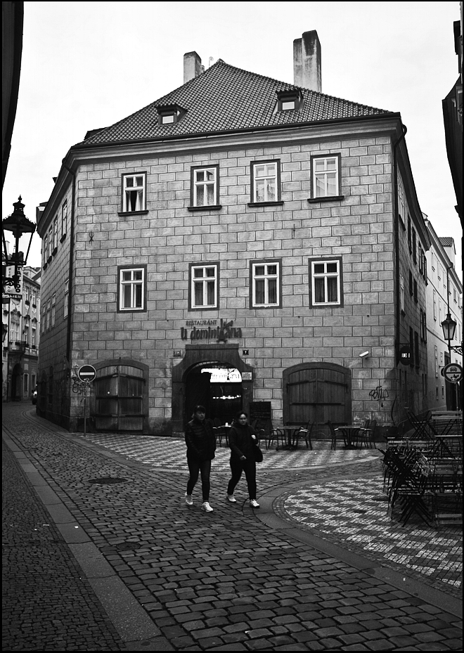 photo "Дом и пара" tags: black&white, architecture, Prag Prague Praha