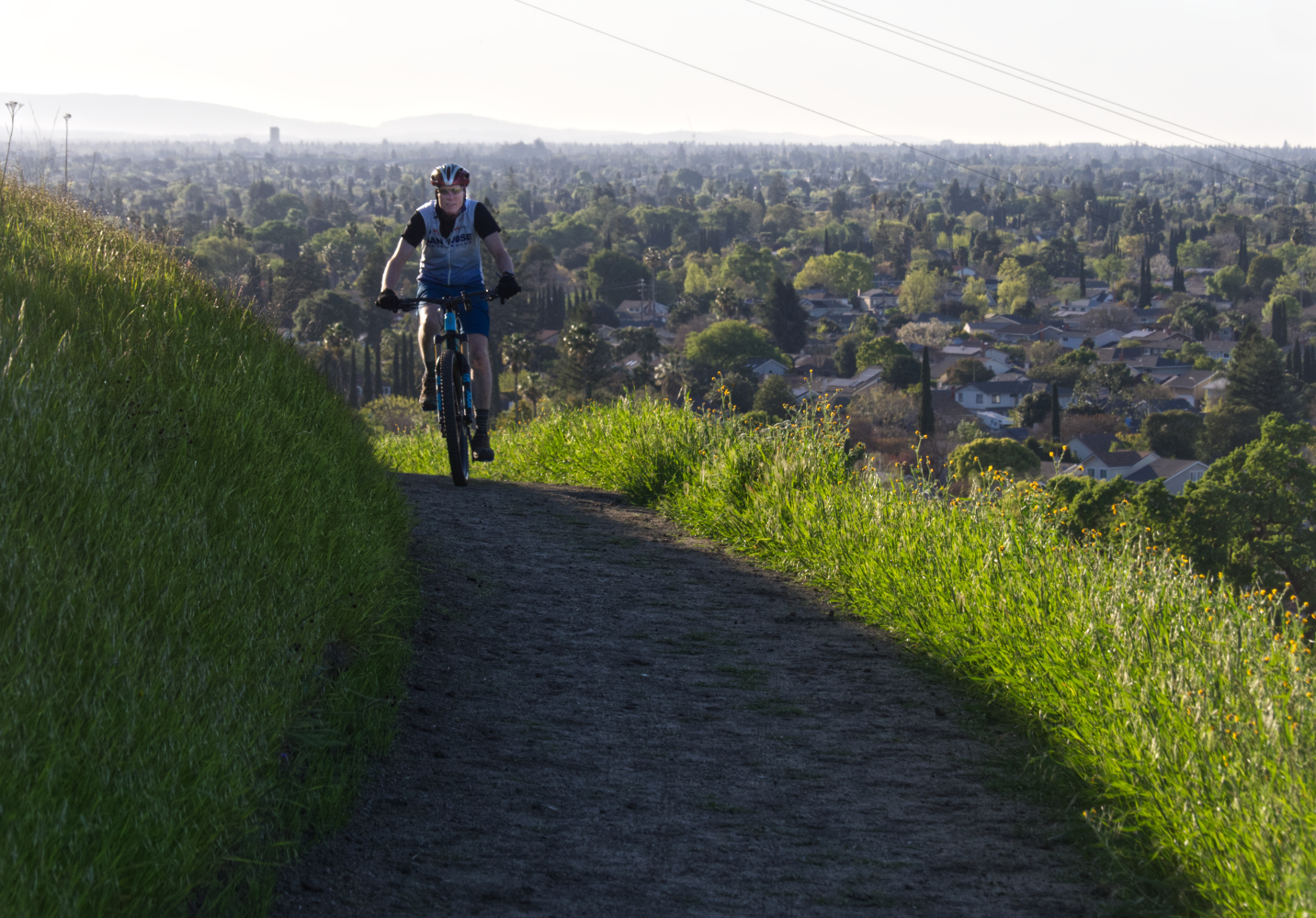 photo "Вид на Сан Хосе со служебной дороги." tags: landscape, sport, Biker
