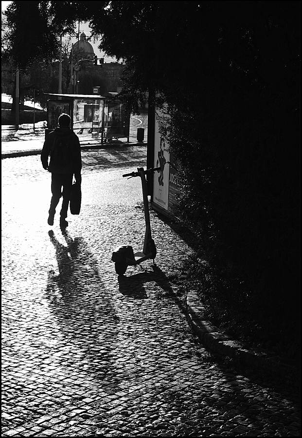 photo "Фигура и самокат" tags: black&white, Prag Prague Praha