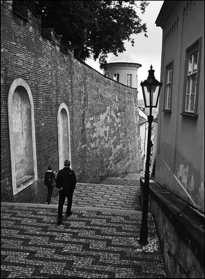 фото "Пара на лестнице" метки: черно-белые, архитектура, Prag Prague Praha