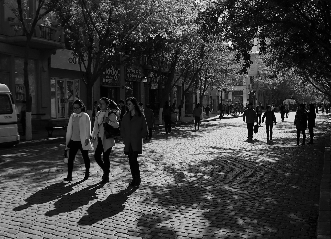 photo "***" tags: black&white, street, city, 