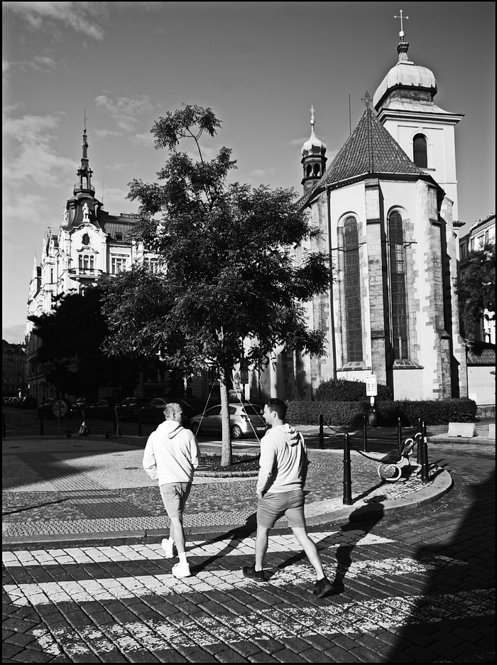 photo "Башни и пешеходы" tags: black&white, architecture, Prag Prague Praha