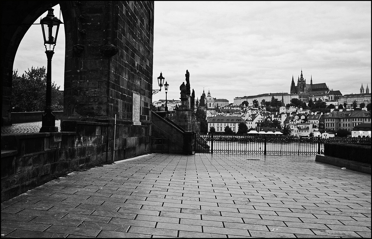 photo "Вид с площади-2" tags: black&white, architecture, Prag Prague Praha