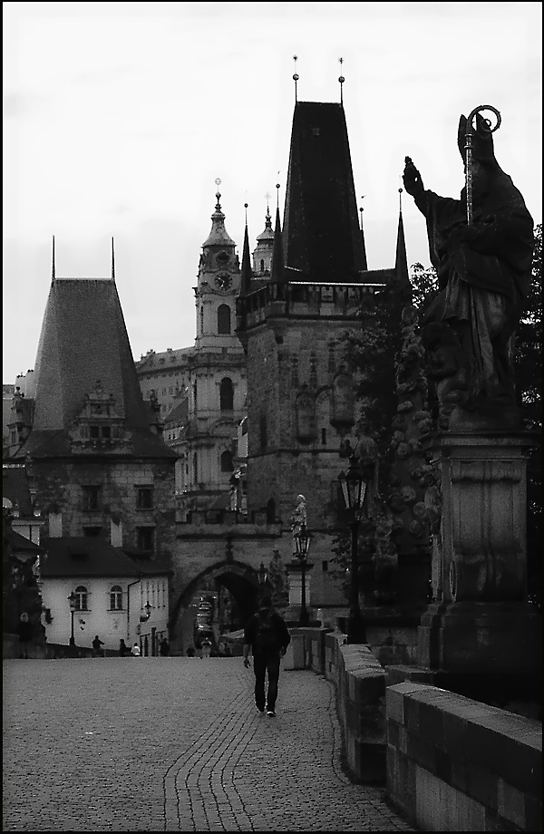 photo "Башни и статуя" tags: black&white, architecture, Prag Prague Praha