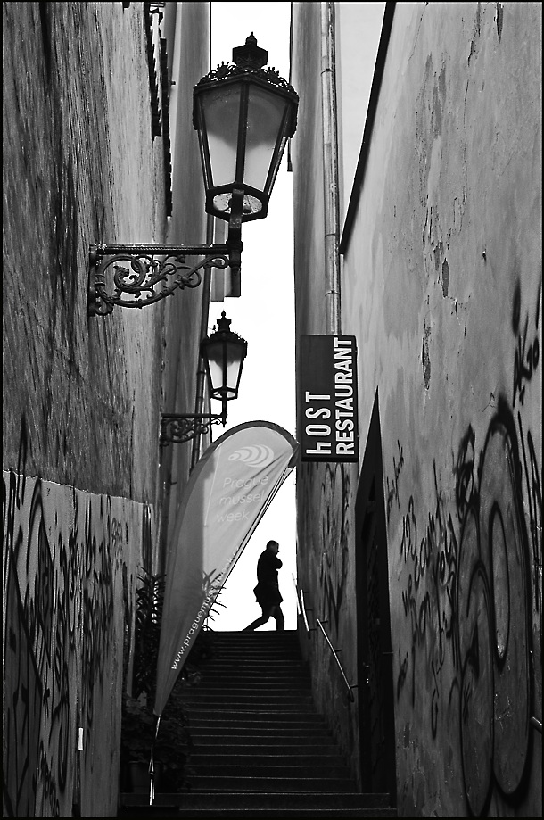 photo "Фонари, фигура и лестница" tags: black&white, Prag Prague Praha