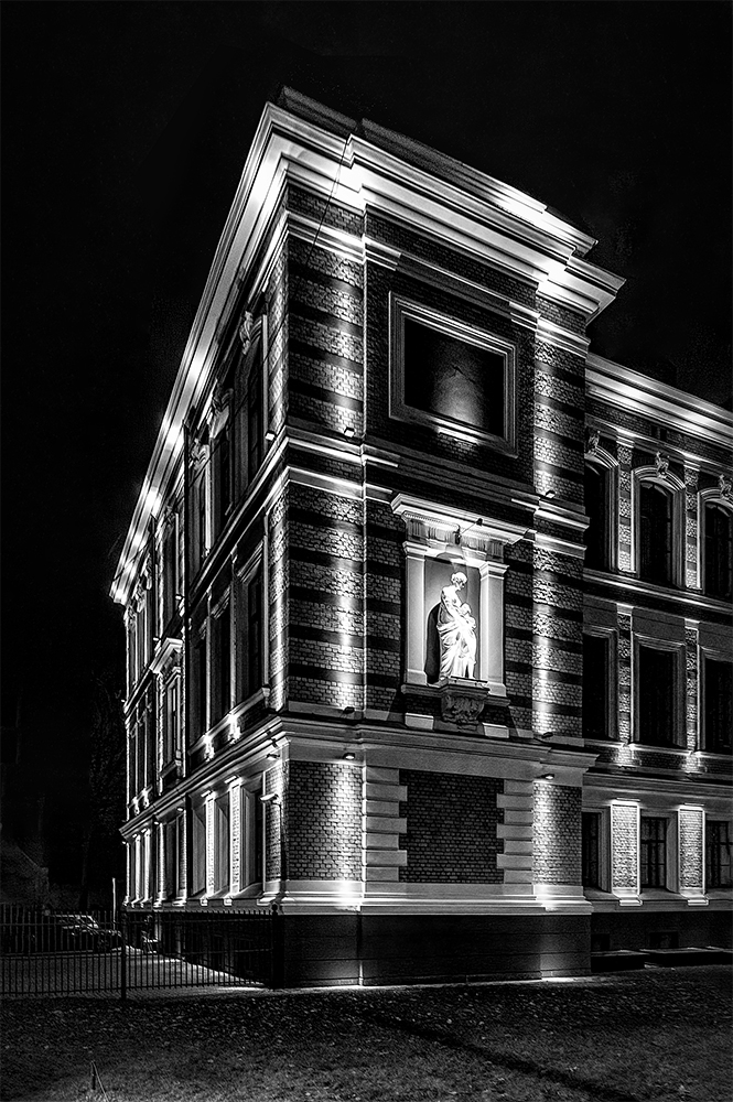 photo "School Building" tags: architecture, 