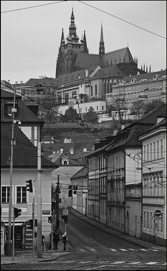photo "Пражский Град и улица" tags: black&white, architecture, Prag Prague Praha