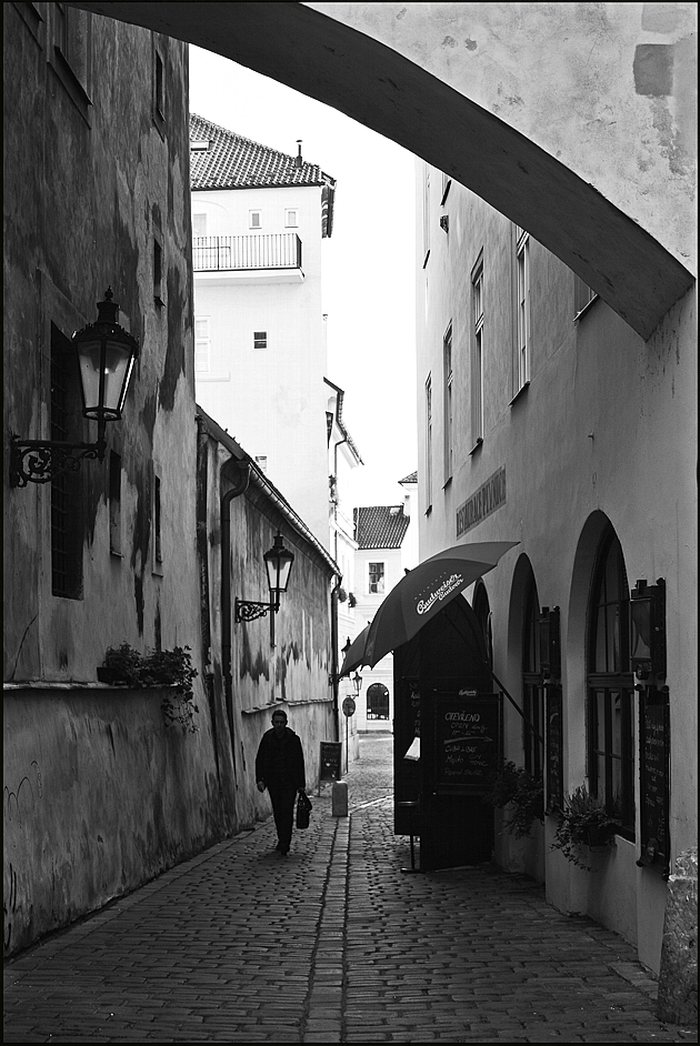 photo "Улочка и пешеход" tags: black&white, Prag Prague Praha