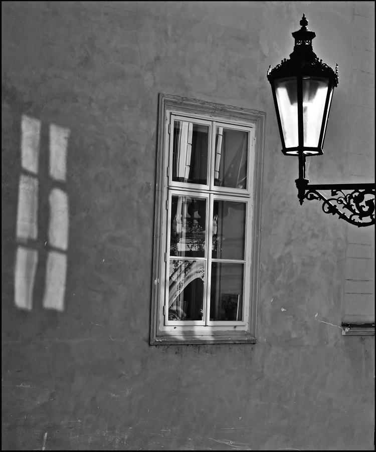 photo "Окно и фонарь" tags: black&white, architecture, Prag Prague Praha