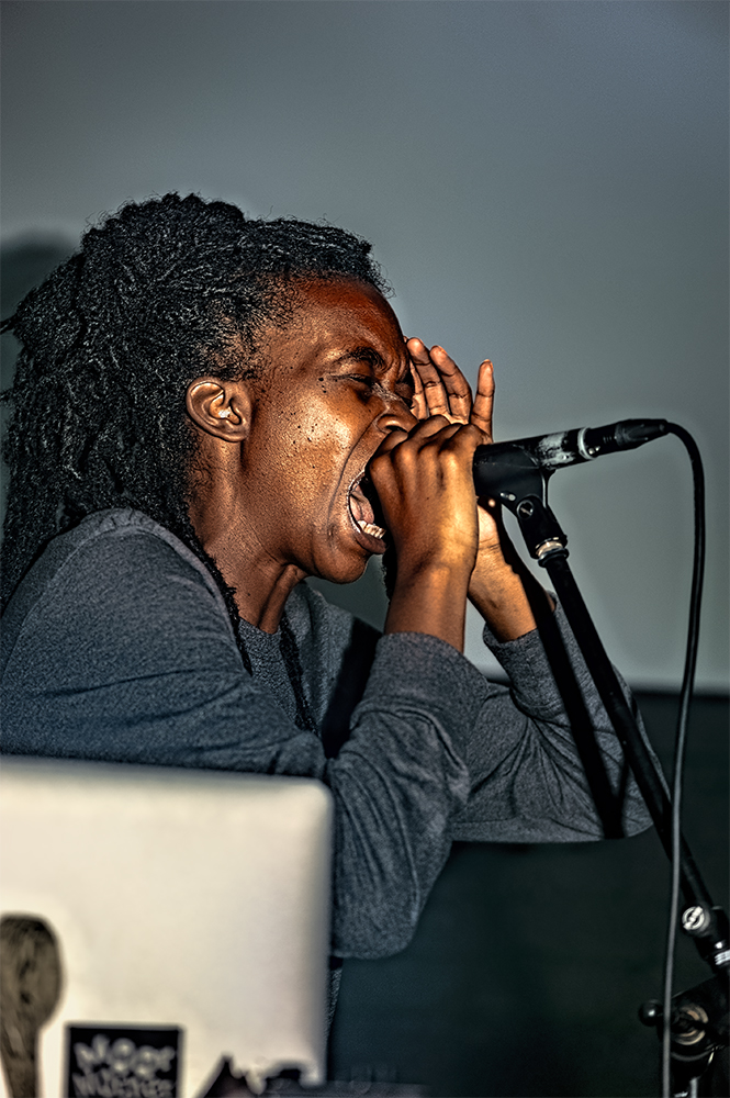 photo "Screaming to the Sounds of Electronics" tags: reporting, 