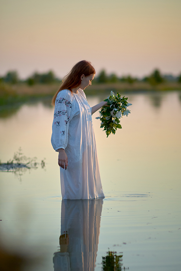 photo "***" tags: portrait, evening, girl, sky, summer, sunset, water, арт, модель, настроение, одиночество, портрет девушка, портрет девушка лето, солнечно, у озера