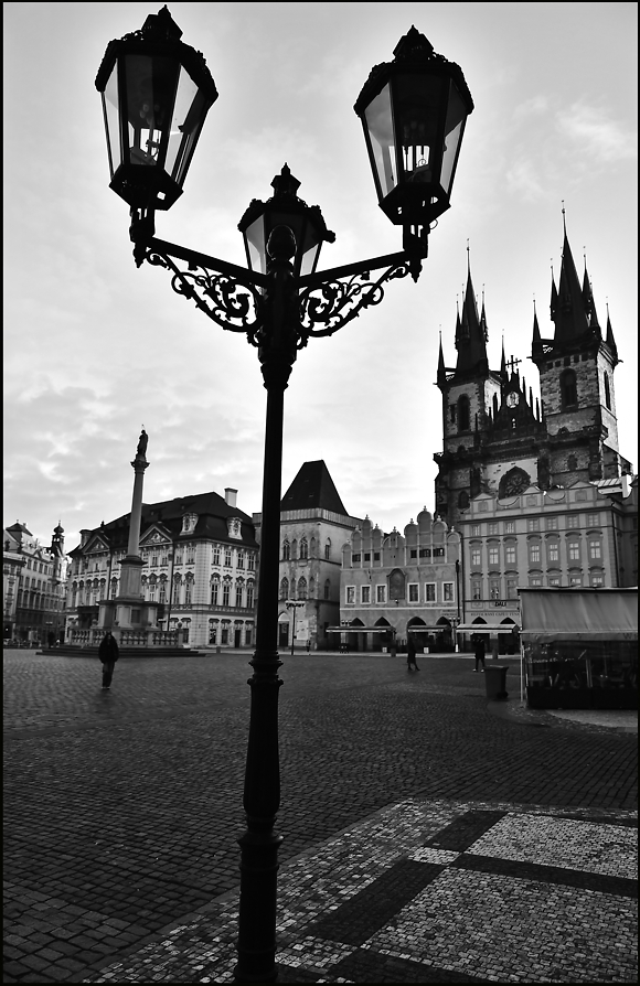 photo "На площади" tags: black&white, architecture, Prag Prague Praha