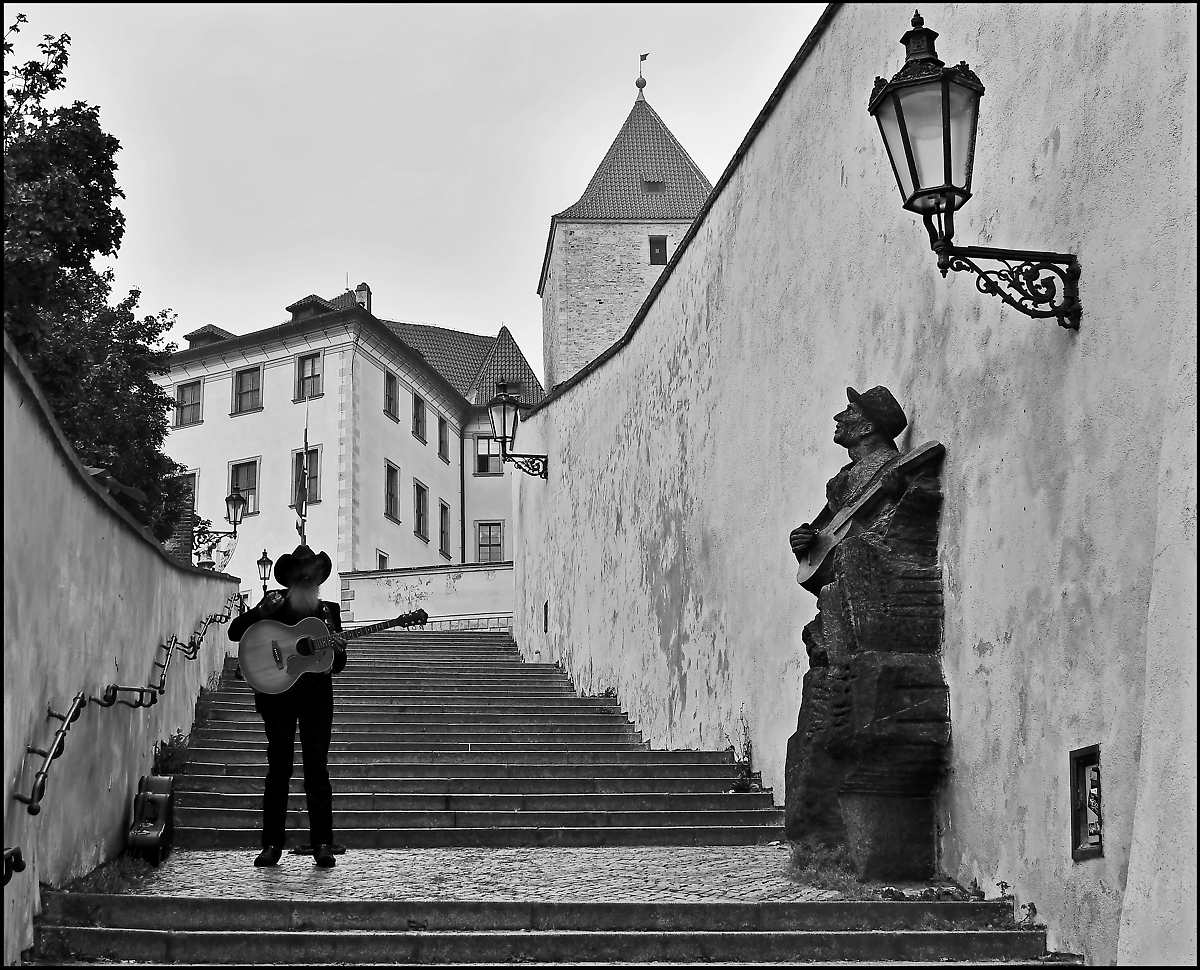 photo "Фигуры на лестнице" tags: black&white, architecture, Prag Prague Praha