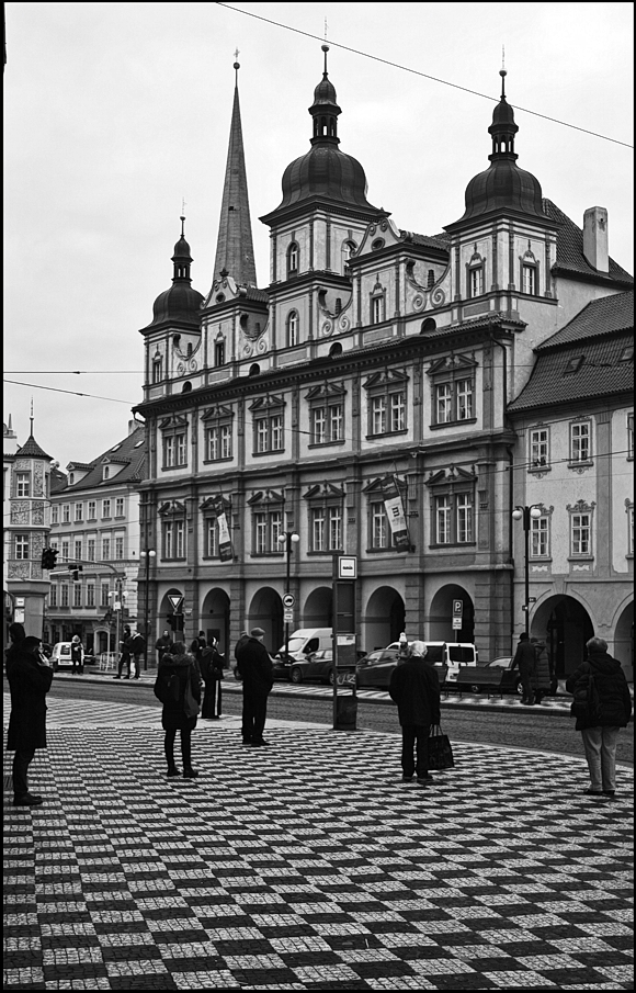 фото "Дома и люди-2" метки: черно-белые, архитектура, Prag Prague Praha
