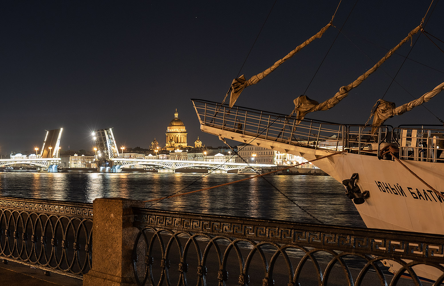 photo "Набережная Лейтенанта Шмидта" tags: street, 