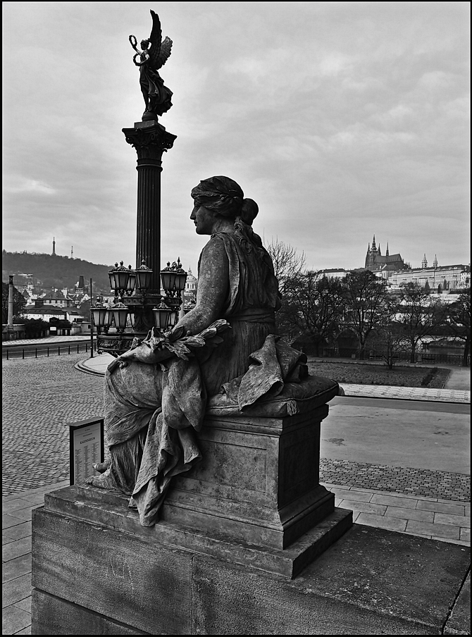photo "Статуи, фонари и Пражский Град" tags: black&white, architecture, Prag Prague Praha