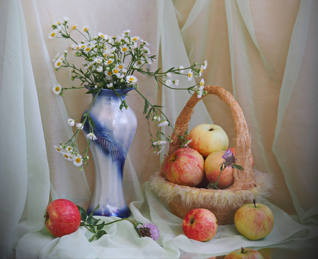 photo "***" tags: still life, flowers, ваза, яблоки