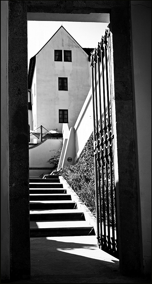 photo "Вход" tags: black&white, architecture, Prag Prague Praha