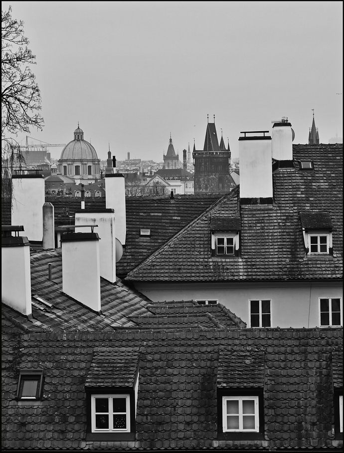 фото "Башни, дымоходы и крыши" метки: черно-белые, архитектура, Prag Prague Praha