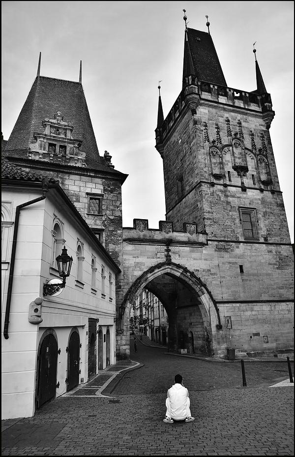 фото "Малостранские мостовые башни" метки: черно-белые, архитектура, Prag Prague Praha