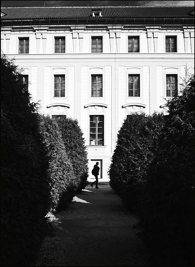 фото "Дом и фигура" метки: черно-белые, архитектура, Prag Prague Praha