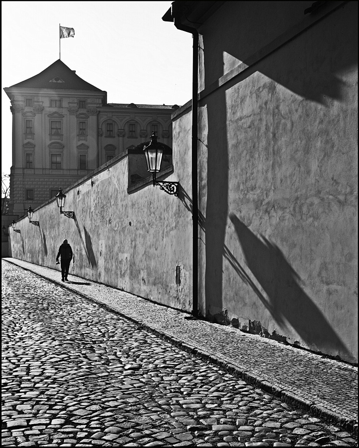 photo "Улица, фигура и тени" tags: black&white, architecture, Prag Prague Praha
