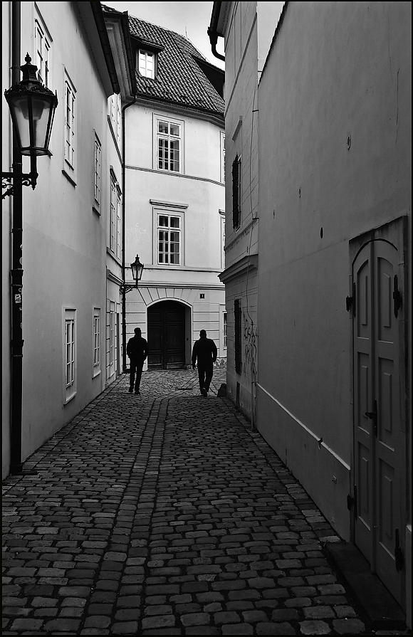фото "Улочка и фигуры" метки: черно-белые, архитектура, Prag Prague Praha