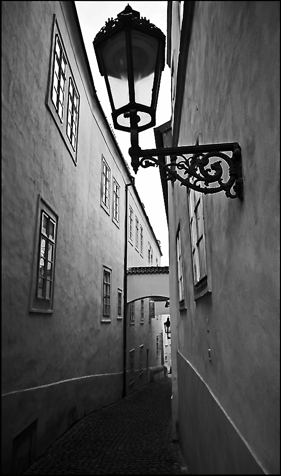 фото "Фонарь и улочка" метки: черно-белые, архитектура, Prag Prague Praha
