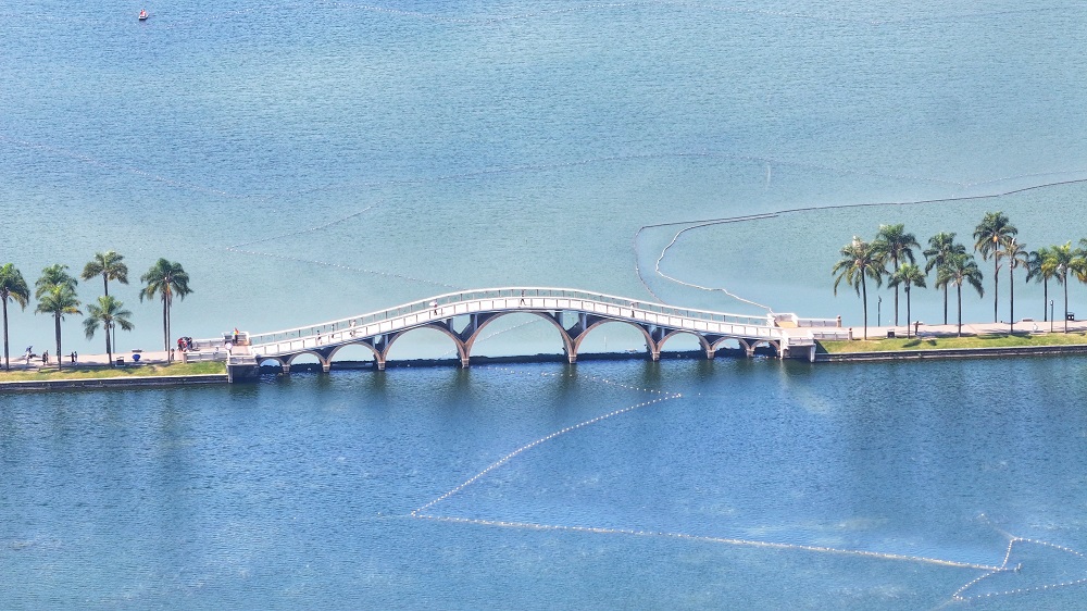 photo "The bridge in the afternoon" tags: architecture, nature, travel, Asia, autumn, children, clouds, flowers, forest, lake, man, sun, sunset, water, woman