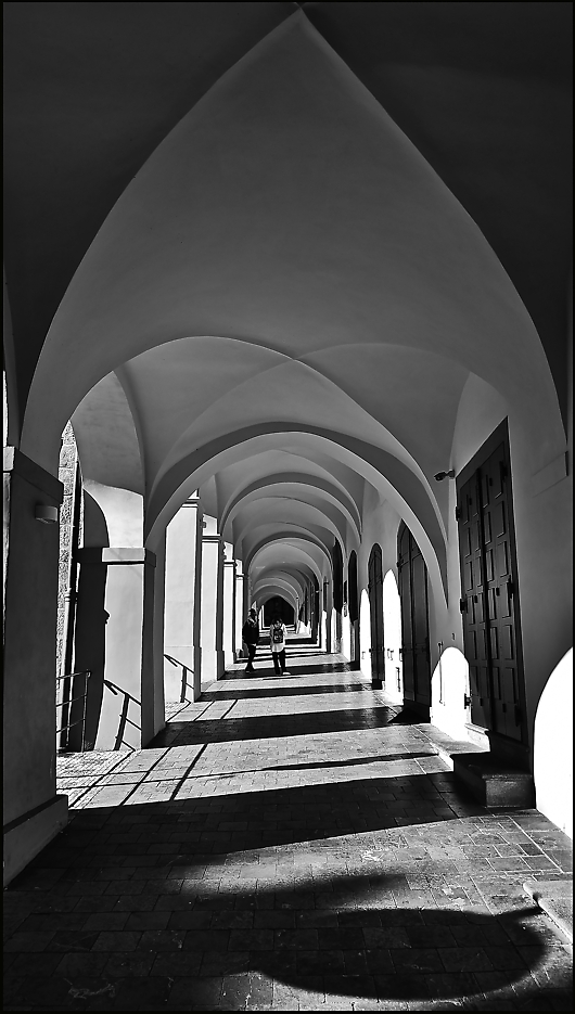 фото "Аркада и тени" метки: черно-белые, архитектура, Prag Prague Praha