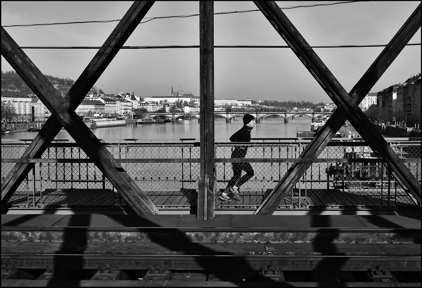 фото "Фигура на мосту" метки: черно-белые, архитектура, Prag Prague Praha