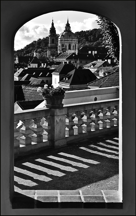 фото "Окно в сад" метки: черно-белые, архитектура, Prag Prague Praha