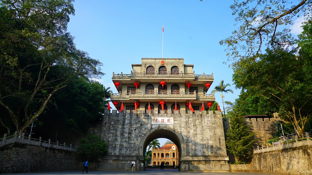 photo "Friendship Gate" tags: architecture, travel, city, Asia, autumn, children, clouds, mountains, night, sunset, water, woman