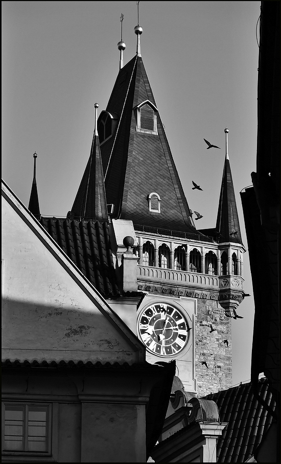 фото "Скрытая башня" метки: черно-белые, архитектура, Prag Prague Praha