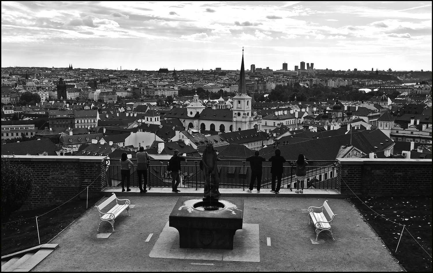 photo "Вид на Прагу-11" tags: black&white, architecture, Prag Prague Praha