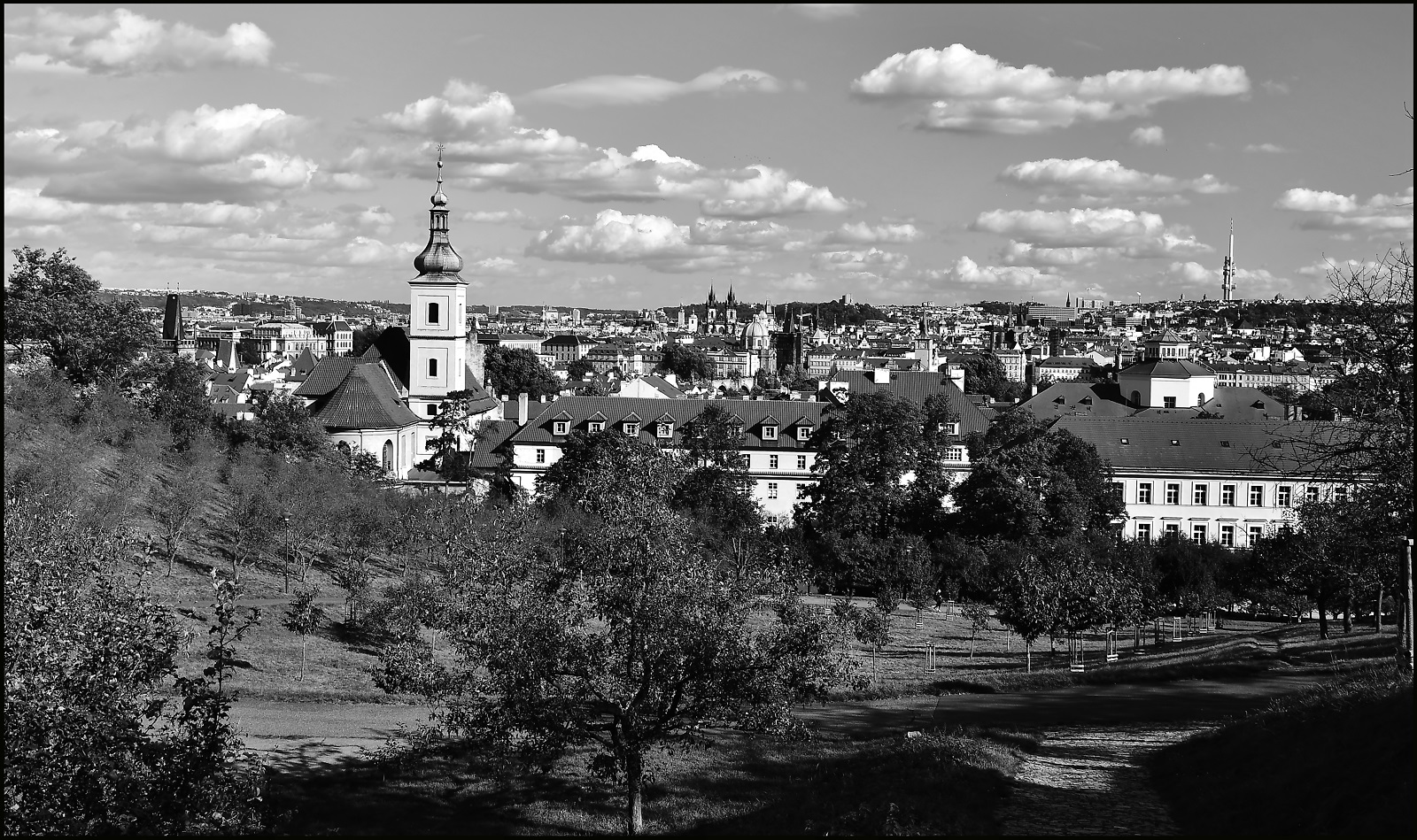 фото "Вид с Петржина-2" метки: черно-белые, архитектура, Prag Prague Praha