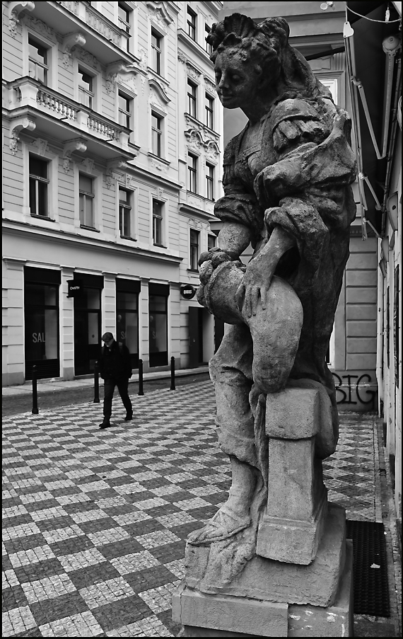 фото "Человек и статуя" метки: черно-белые, архитектура, Prag Prague Praha