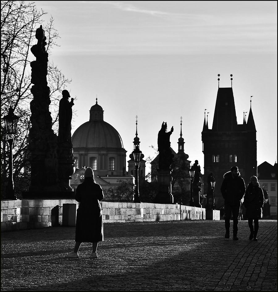 фото "Люди на мосту" метки: черно-белые, архитектура, Prag Prague Praha