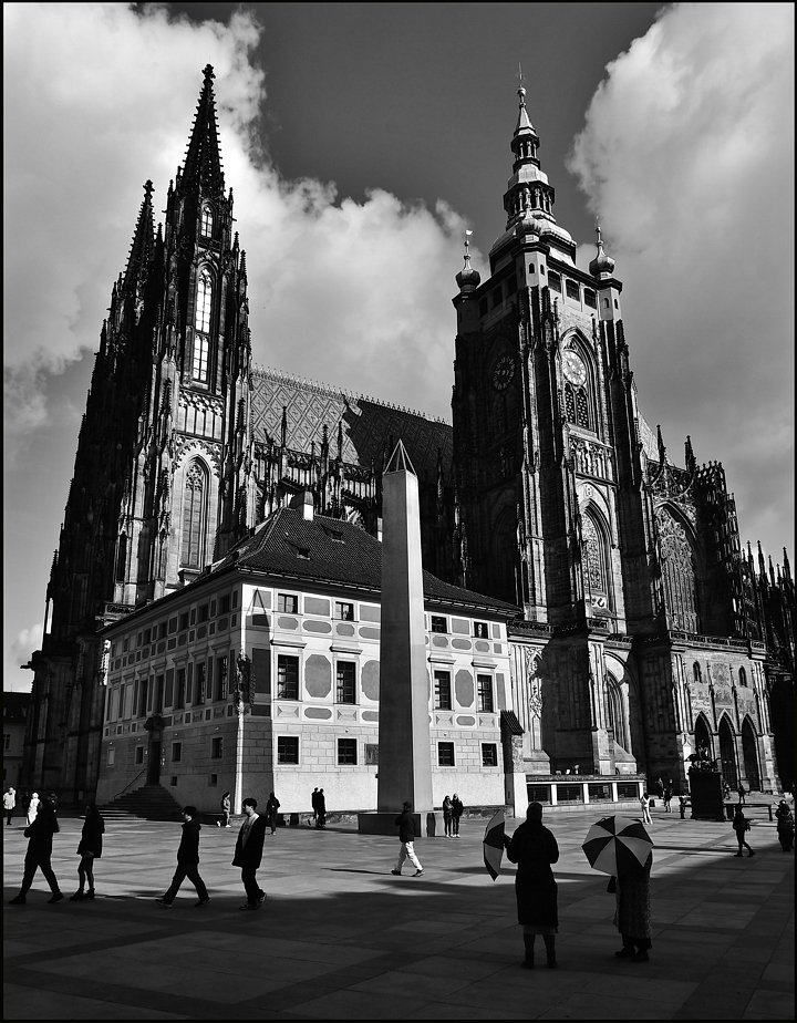 фото "Кафедральный собор и люди" метки: черно-белые, архитектура, Prag Prague Praha