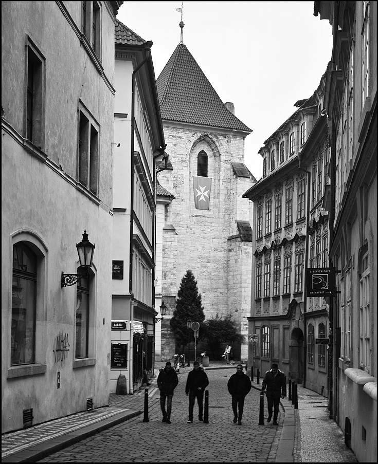 photo "Улица и люди" tags: black&white, architecture, Prag Prague Praha