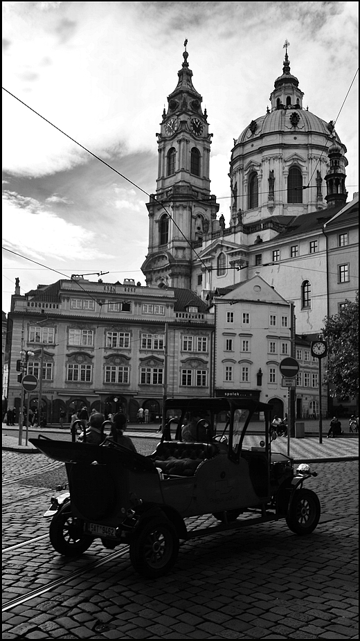 photo "Историческая архитектура и исторический автомобиль" tags: black&white, architecture, Prag Prague Praha