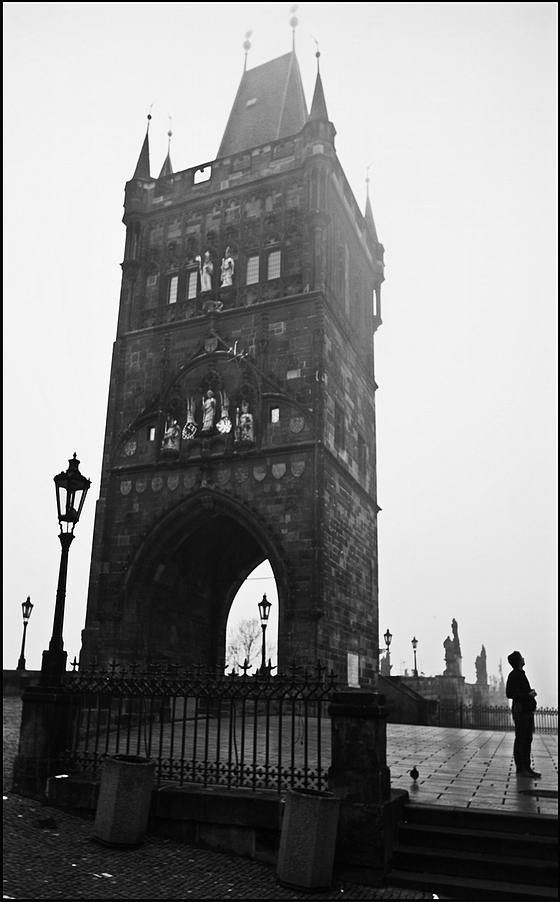 photo "Туманная атмосфера" tags: black&white, architecture, Prag Prague Praha
