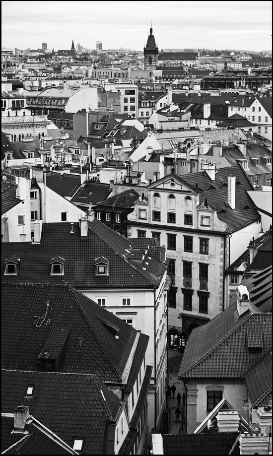 фото "Башня и крыши-2" метки: черно-белые, архитектура, Prag Prague Praha