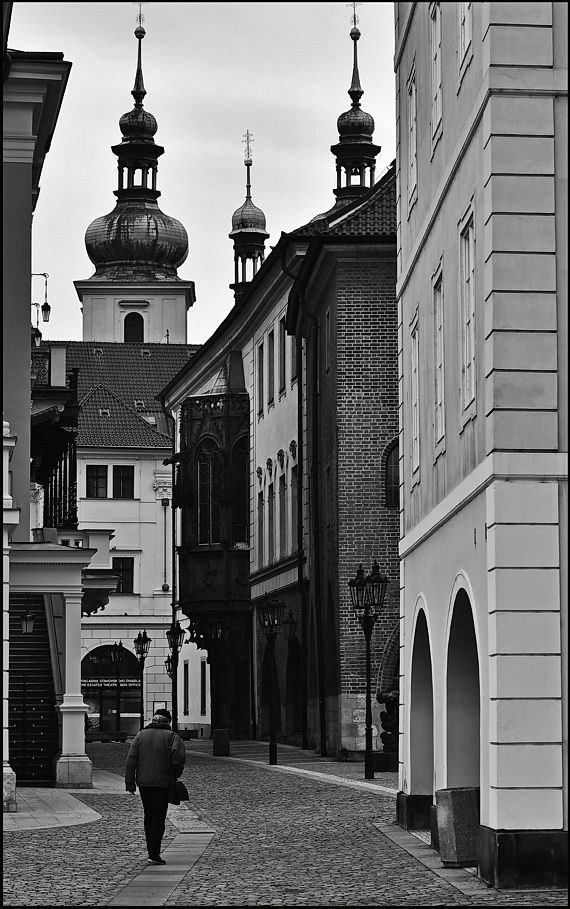 фото "Башни, дома и фигура" метки: черно-белые, архитектура, Prag Prague Praha