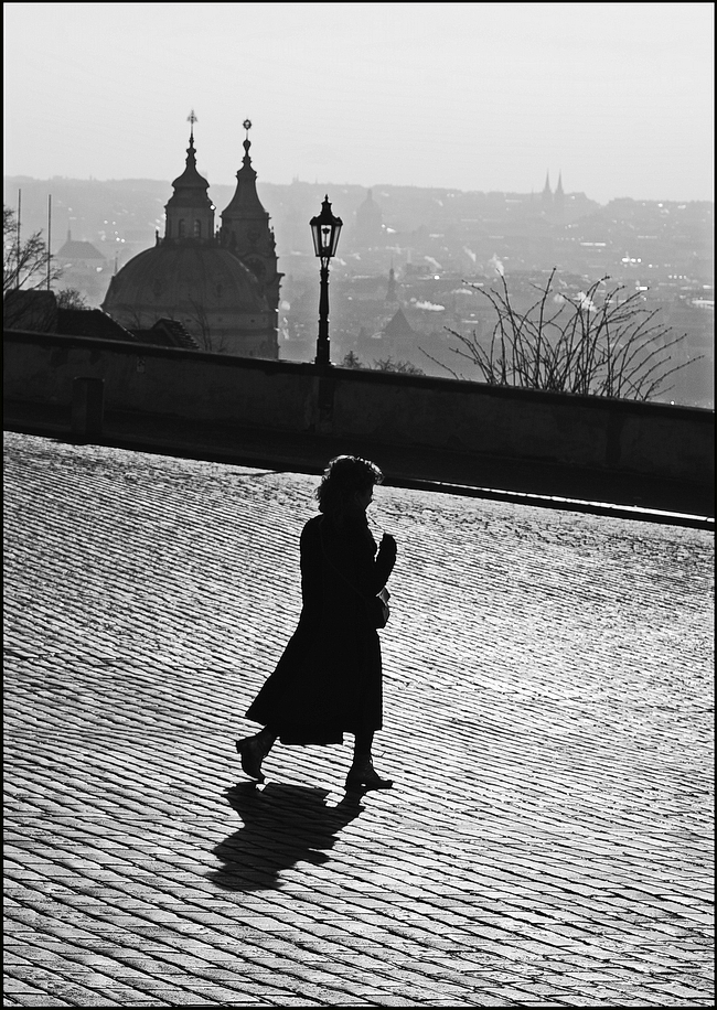 photo "Утренняя фигура" tags: black&white, architecture, Prag Prague Praha