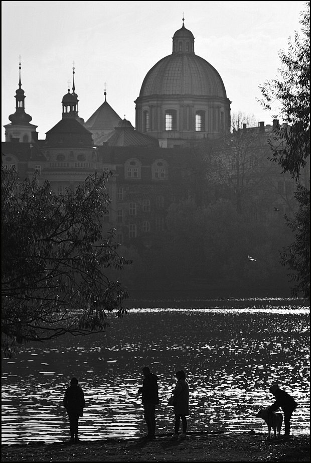 фото "Люди, Влтава и башни" метки: черно-белые, архитектура, Prag Prague Praha