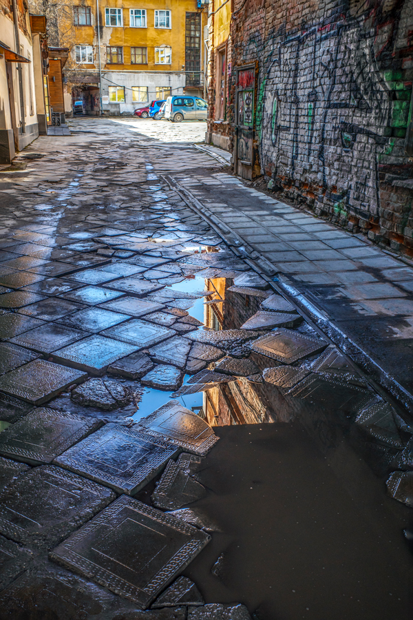 photo "***" tags: street, travel, Старый Екатеринбург, граффити, кирпичная стена, лужа, отражение, после дождя, тротуарная плитка