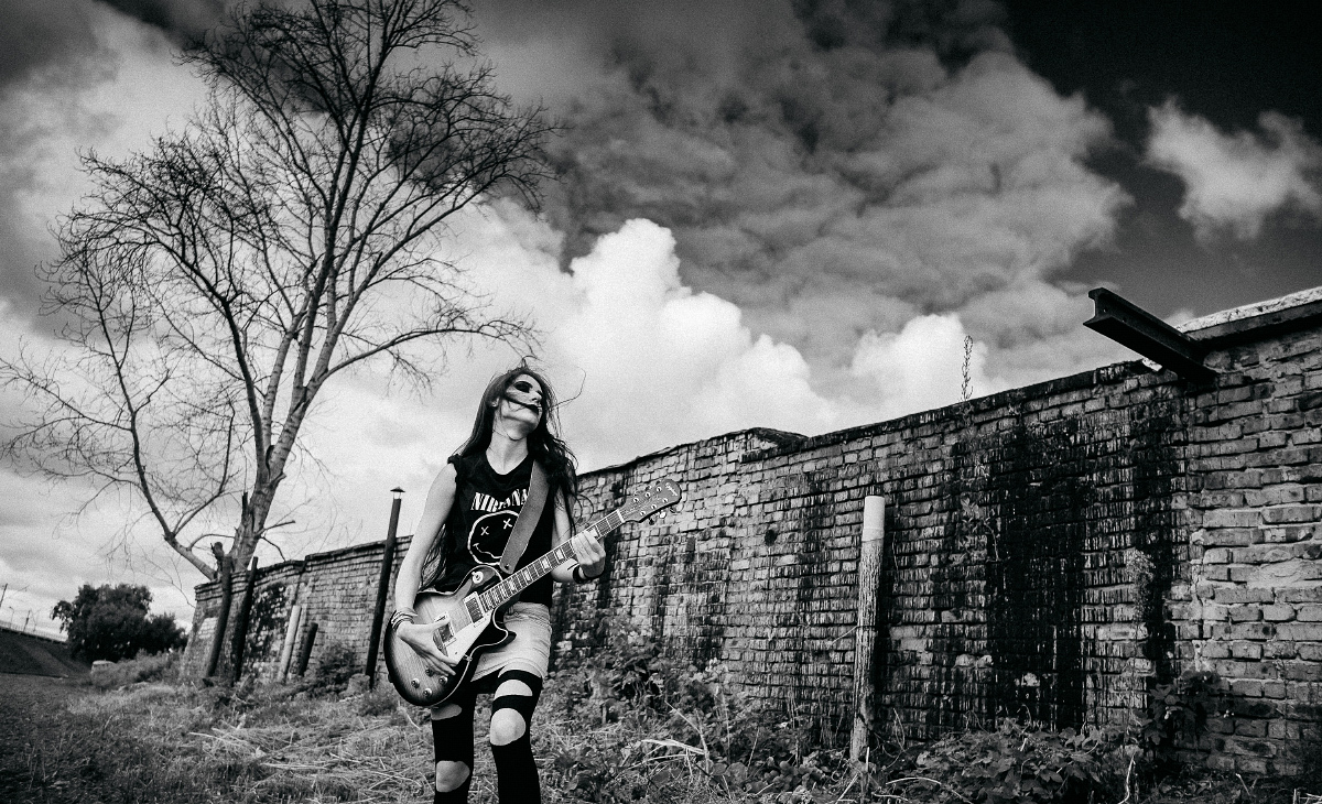 photo ""Rust in Her Strings"" tags: black&white, genre, 90-е

сырой портрет, альтернатива, гранжевая эстетика, неформал, рваная красота, уличный стиль

бунт, эстетика одиночества